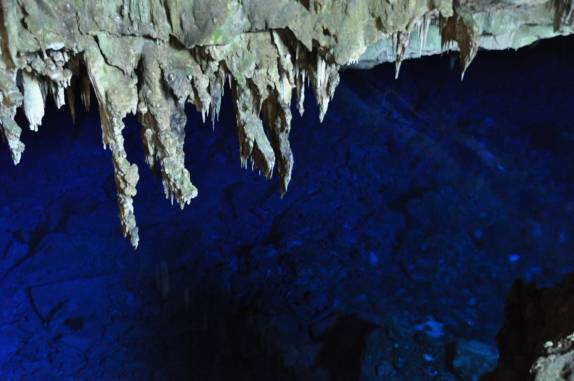 Por entre as rochas e formações, a cor inacreditável do lago da Gruta Azul, em Bonito, no Mato Grosso do Sul
